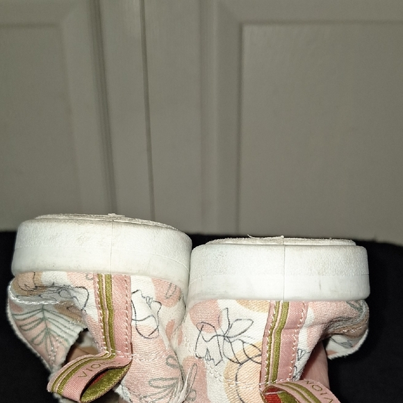 Vionic Beach "Pismo" Slip-On Sneakers - 7 ½ - Floral Peach White Faces Fruit - Picture 9 of 10